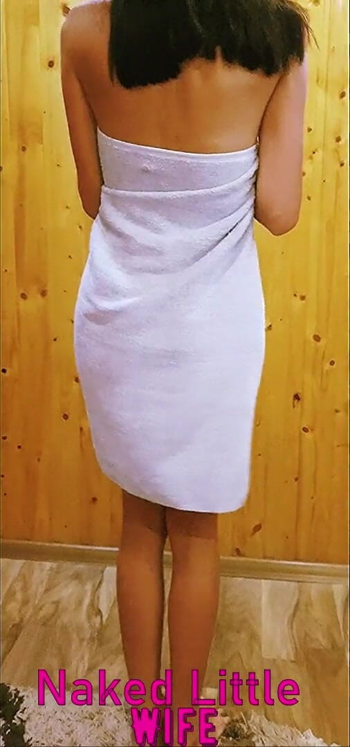 Nakedlittlewife: Дівчина після душу показує своє тіло і мастурбує свою пизду