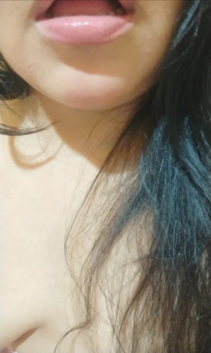 Carla Villalobos: Lesbian wird heiß und zieht sich aus, um zu squirten...