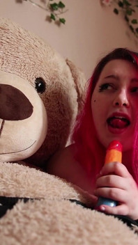 Rozkošná bbw šuká svého velkého teddybeara