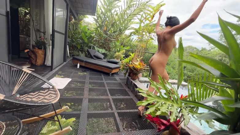 lizmendez7: Užijte si můj nudistický hotel! Líbí se ti, jak masturbuji?