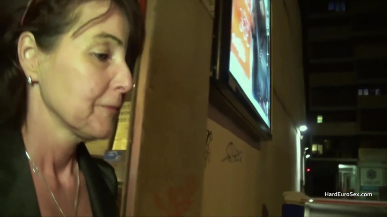 Hard Euro sex: Зріла жінка брудниться під час жорсткого анального сексу на підлозі
