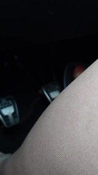 Pés de nylon e chinelos no carro