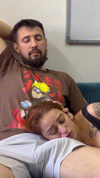 La Coinquilina Dai Capelli Rossi Succhia Silenziosamente in Grembo E Si Svuota Sperma Densa Sul Viso