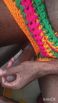 Bisexuali africani se masturbează și ejaculează uriaș