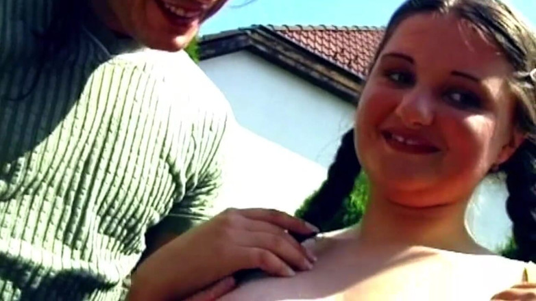 Deutsche Amateur Pornos: Al aire libre chupando polla puta traga cada gota
