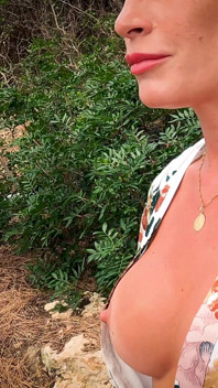 Sıcak tatil orospusu işebiliyor ve evli koca tarafından sevişiyor!