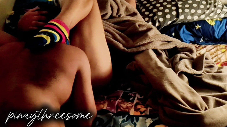 Pinay Threesome: Manžel sleduje z kamery, jak filipínská podvádějící manželka líže svým...