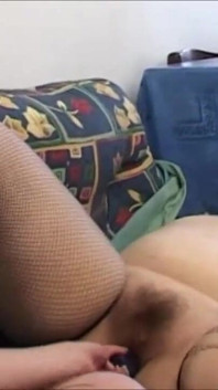 两个毛茸茸的胖女同性恋互相取悦