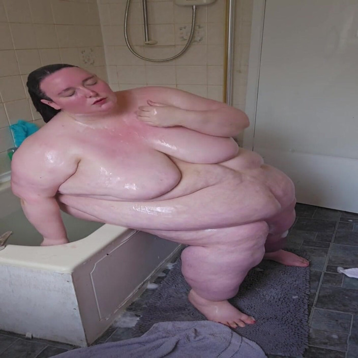 SSBBWLadyBrads: SSBBW バスルームでお風呂に入れないパート2