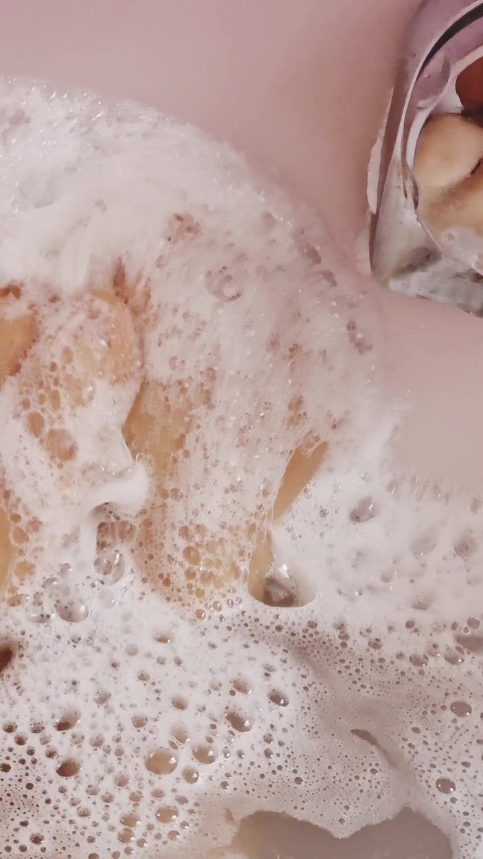 Daphnee Lecerf: Rubbing my feet on a bath flower