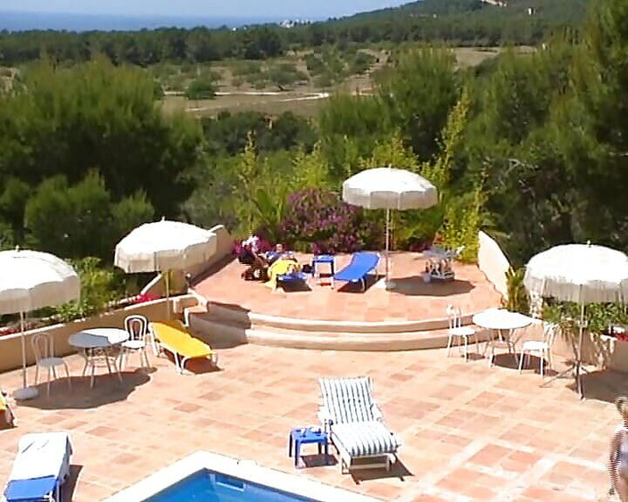 Porno kino: Wanita seksi jerman rambut cokelat lagi asik nyepong dan ngentot...