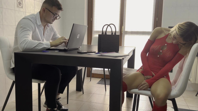 Tommy e Annika: Sekretářka masturbuje v práci, ale její šéf ji vidí