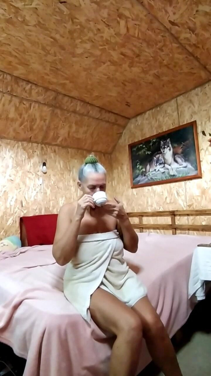 Lukerya: Gospodina sexy, Lukerya, flirtează cu fanii după o ceașcă de...