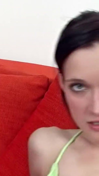 När ingen annan är i närheten låter du bara din styvfar knulla dig