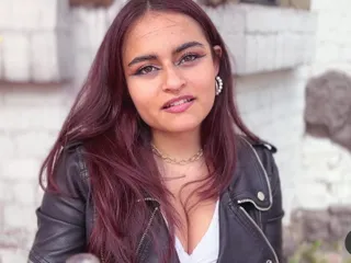 Une adolescente colombienne se fait baiser en public par un inconnu dans les toilettes d’un bar ! - Kerala