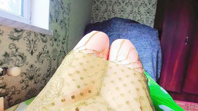 Kitty_Cross: 짧은 치마에 허벅지 문신을 보여주는 장난스러운 트랜스 소녀