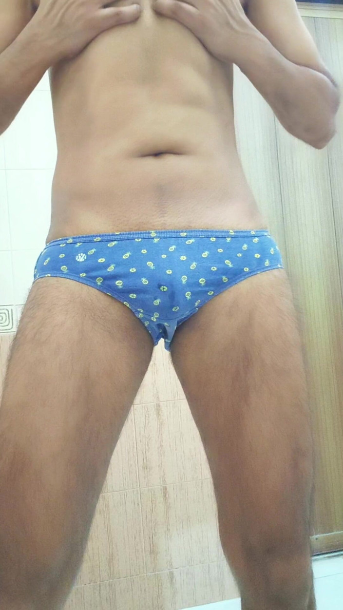 rruh_2024: Desi Indian Villager Gay Boy cieszył kobiecą bieliznę i palcówkę...