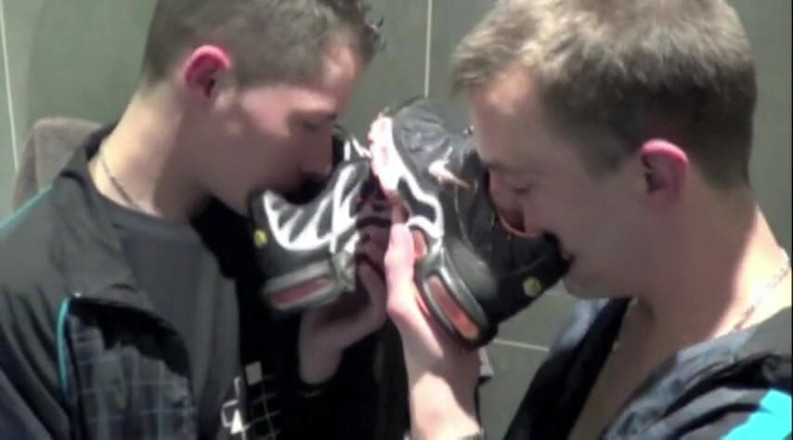 Sneaker gay: joging men skali boy ko chodo