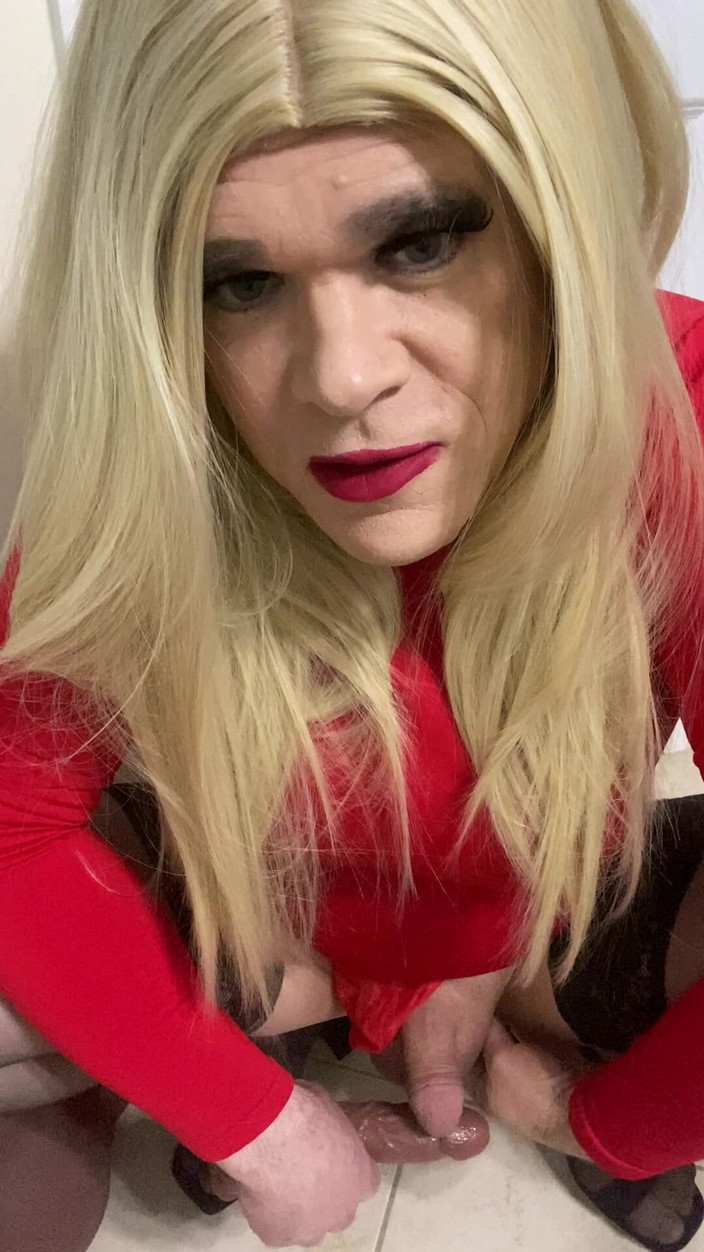 MadisonCD2025: Azgın travesti dildo ellerine ücretsiz fışkırtıyor sonra emiyor kameraya edepsizce konuşuyor