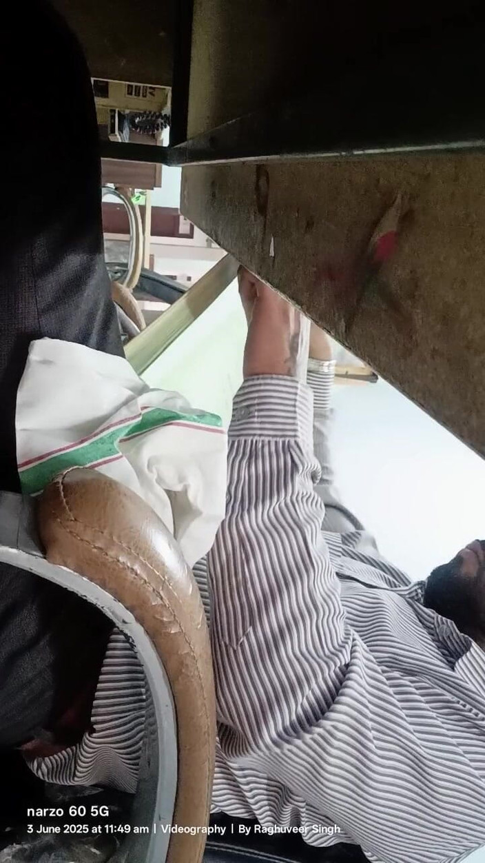 Rajasthani-old-lover: Cha dượng Ấn Độ tận hưởng thủ dâm trong văn phòng