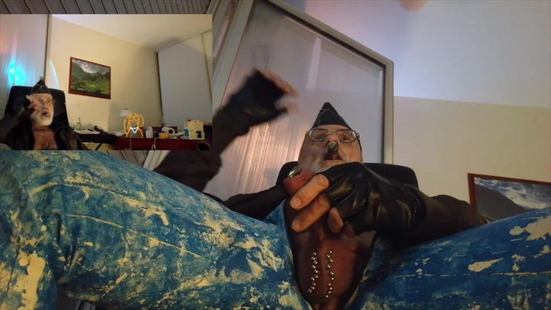 MusclesCigarsFFPig: Papa Fume Son Cigare Et Sa Pipe En Se Branlant