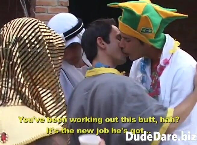 DudeDare: Lelaki gay miang berkongkek di pesta kostum gay di belakang...