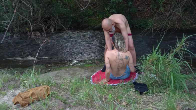 Victor SweetCoupleStories: Setkání s cizincem u vodopádu končí sexem.