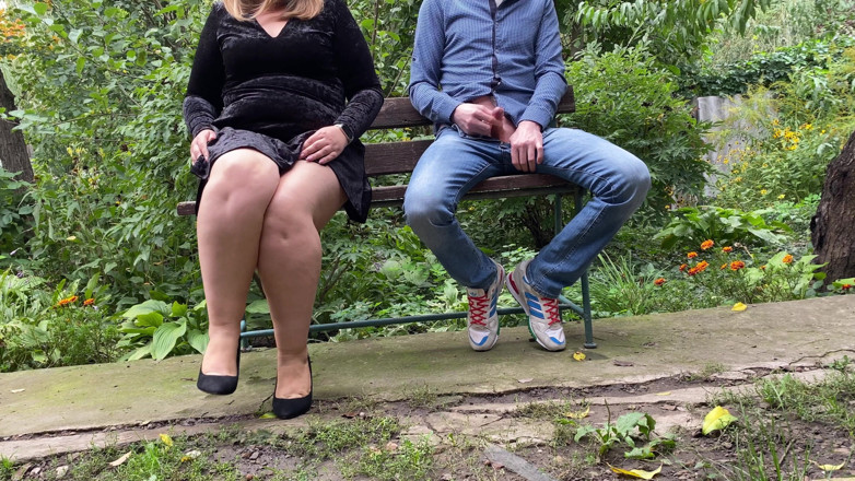 OurFetishLife: Macecha udělala svého nevlastního syna, zatímco masturbuje venku