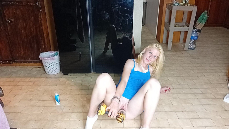 18blondteen: Cô bé tóc vàng nóng bỏng 18 tuổi làm tình trên...