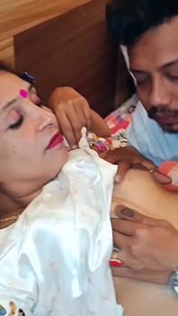 Cặp đôi bhabhi Ấn Độ nóng bỏng làm tình trong khách sạn với chiếc váy đã kết hôn
