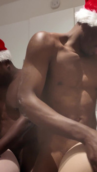 Mrs clause und ihre elfen haben eine schmutzige küchenorgie