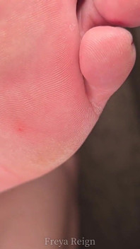 POV tiché uctívání nohou pod stolem v práci: velké nohy do a z černých nylonových punčoch