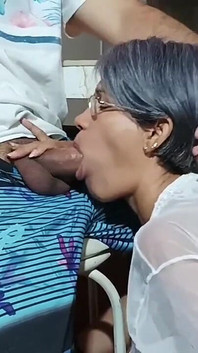 我在厨房操我的继子。我喜欢他嘴里的大鸡巴。