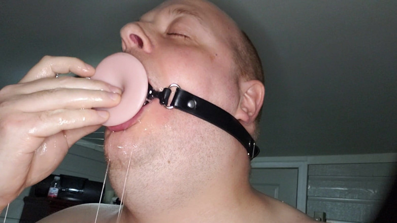Charlieboy69: Nyepong dildo 20 cm pakai dildo ukuran 25 cm sampai lubangnya menganga...
