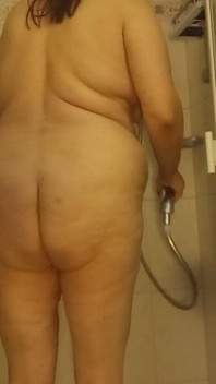 Curve mature sotto la doccia - avvicinati