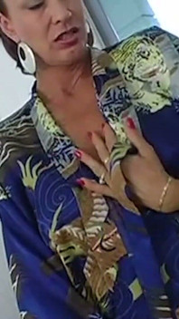 Adriana Deville se vuelve loca mientras el sexo duro la agarra todo de agujero a vaquera.