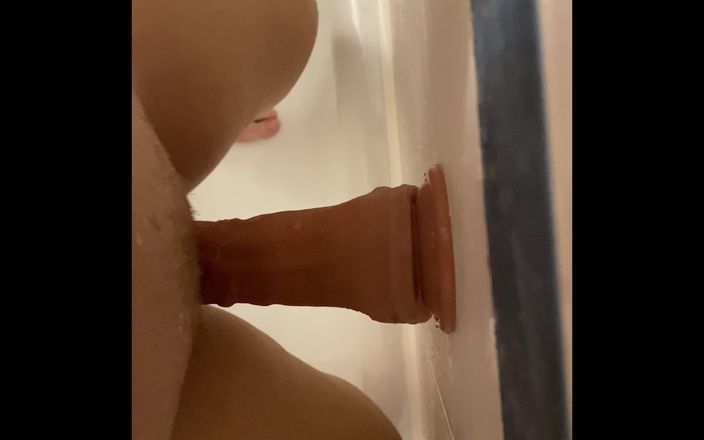 Nelyan Rose: Cavalgando meu vibrador na banheira como uma garota suja