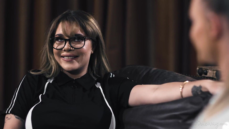 Girlsway: Girlsway - Gabbie Carter's fixar sexig hjälpbot Emma Hixs vaginala funktionsstörningar...
