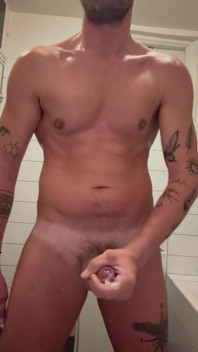 Masturbându-mă, ejaculând și gustându-mi sperma
