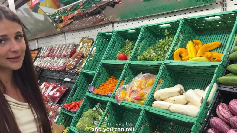 Kate Rich studios: Uma professora viu uma aluna escolhendo pepinos em uma loja,...