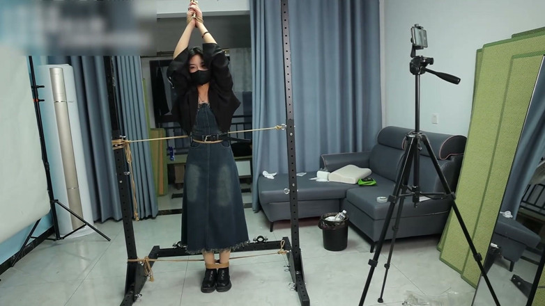 Asian bondage: My Girlfriend Is Fixed to a Metal Stand, Tickling Her