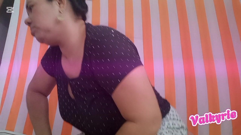 Valkyrie and Luigy Couple: Roztomilá dívka saje hluboko do krku