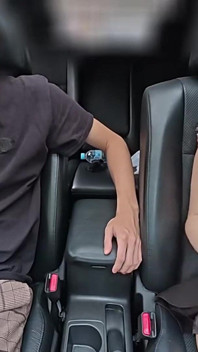 El humor en el coche aumenta, el impulso íntimo conduce a una mamada juguetona y un momento de tragar semen suave