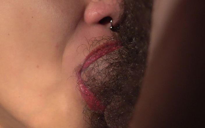 XatlaLust: La mia sorellastra geme con piacere mentre gioca con il...