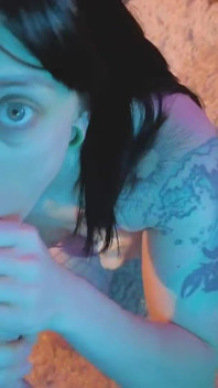 穿着渔网袜的游戏玩家女孩跪下