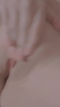 Una Vera Ragazza Amatoriale Mostra Il Suo Dolce Corpo E Si Masturba