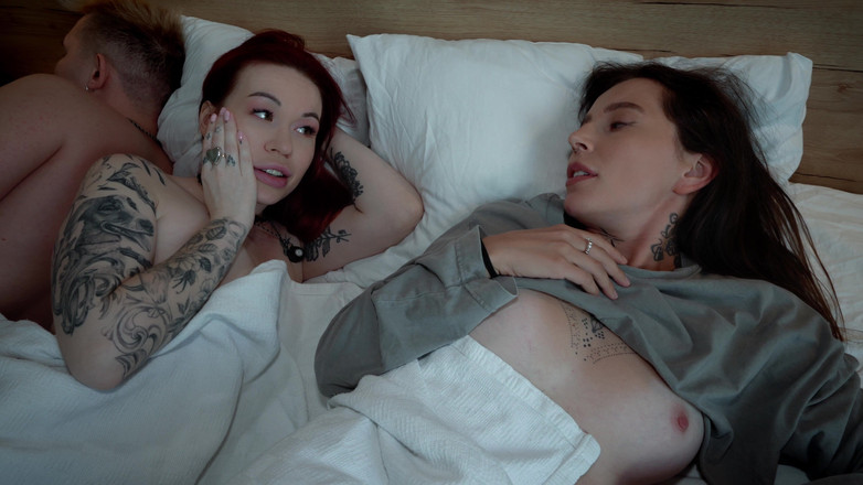 Toma Mur: सौतेली मम्मी और सौतेली बहन जंगली होटल चुदाई में सौतेले सौतेले बेटे के साथ बिस्तर साझा करती हैं (करतब. किसकैट)