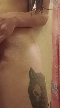 我锁上了浴室门，所以没有人会知道我是女同性恋