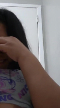 Gadis remaja, aku ngentot memek sempitnya di kamar mandi saat pacarnya di toko.aku crot di dalam memek sempitnya..