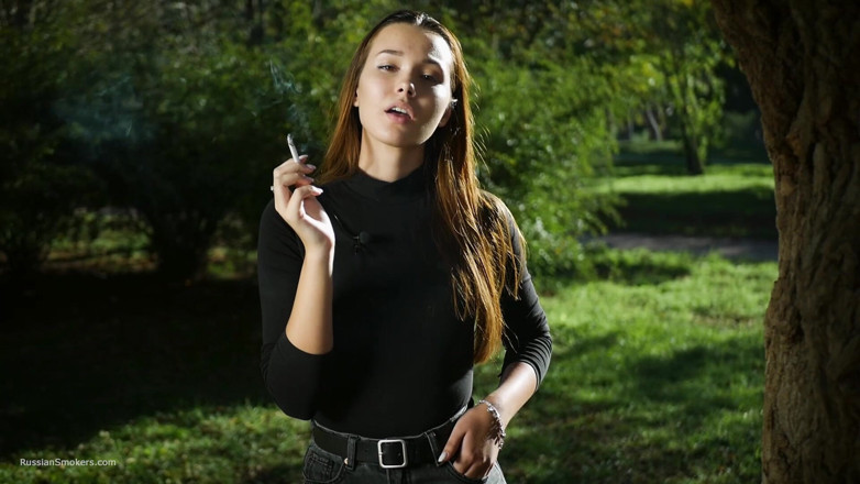 Russian Smokers: Awek Cantik Rusia yang menggodakan merokok dengan rokok di luar